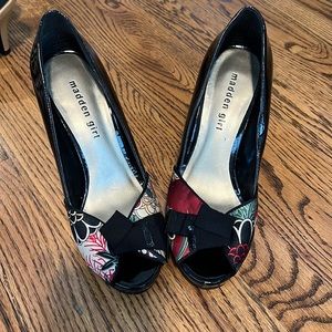 Woman’s Black heels with fabric print, Size 7